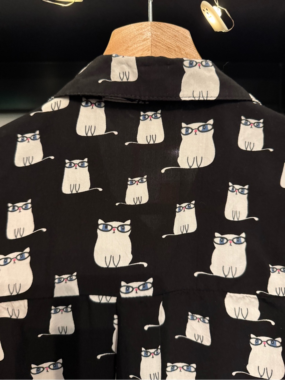 Black Short-Sleeve Cropped Button-Up Shirt with Cat Print 😻🖤 - Picture 8 of 8